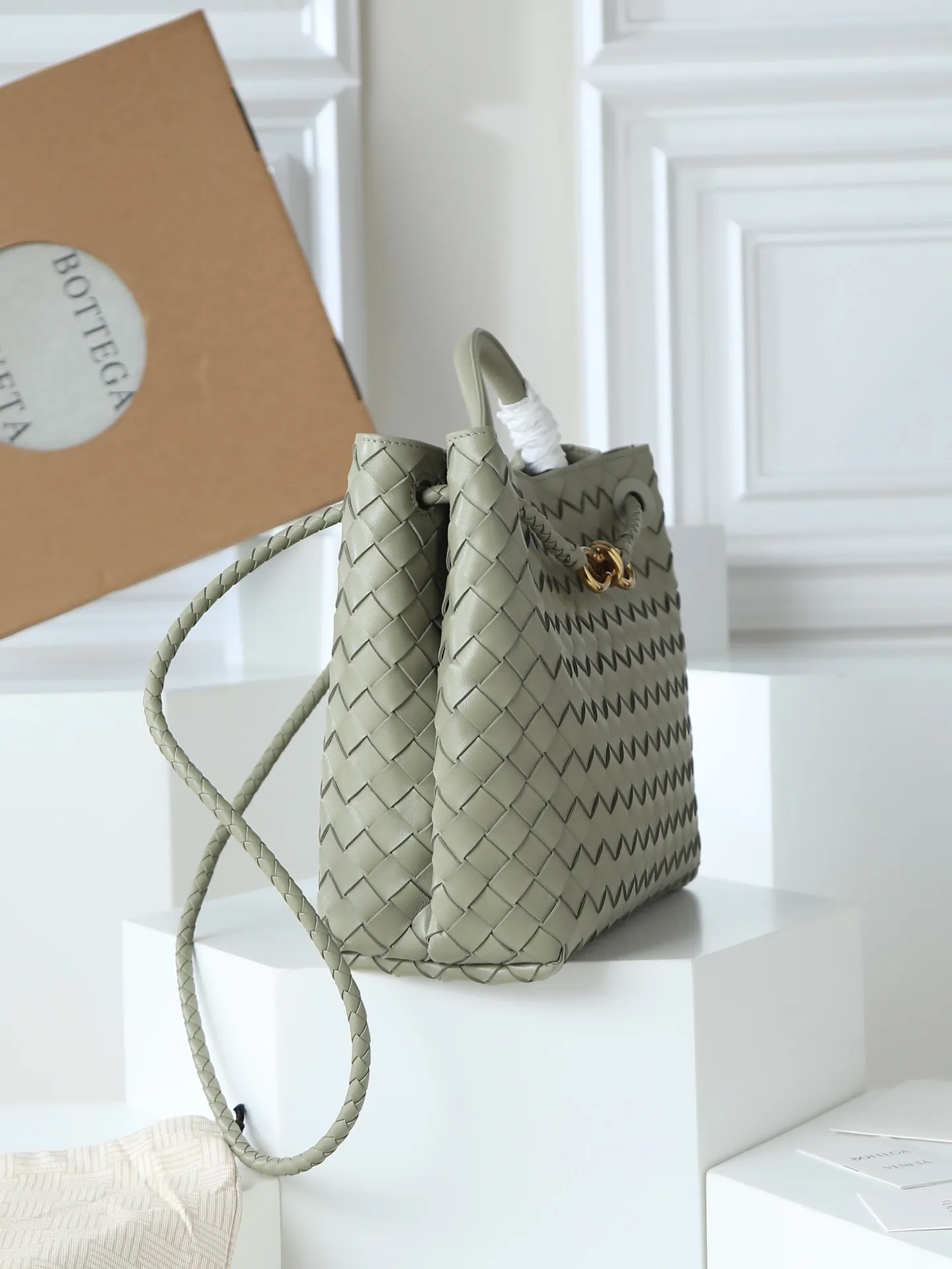 1550. Andiamo is shipping‼ ️Really popular🔥The new Andiamo woven handbag launched by Bottega Veneta this season is really popular all over the world! ! Celebrities at home and abroad have worn it, and Oscar-winning actress Michelle Yeoh has taken it out on the street. Song Jia, Trai Yala, Yu Feihong, Sanji Ayaka, Rosie Hunting-Whiteley, Yoshioka Riho, etc. have all worn this bag. It is classic and versatile and shows off your temperament, and the bag capacity is also large, which is very convenient for daily commuting! ! A variety of carrying methods, the shoulder straps can be adjusted by yourself, the original lambskin feels soft and delicate, and the unisex style breaks gender boundaries and brings a more practical and longer-lasting use experience. Andiamo, which has both elegant and casual styles, perfectly interprets the true appearance of "fashionable old money style". Style number: 766016 Size: 32*24*12